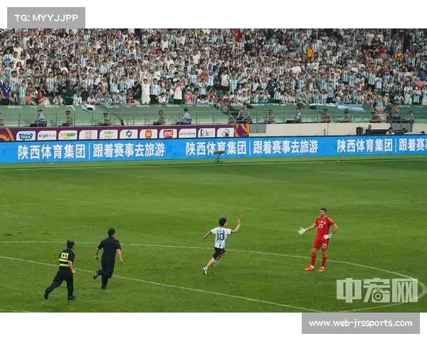 小球迷冲入场内拥抱偶像，安全人员迅速处理