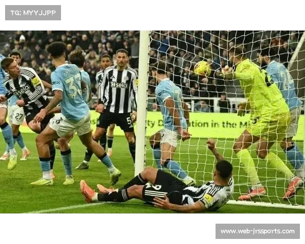 摩纳哥球员勒波尔远射击中门柱，错失扳平良机。